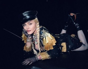Madonna criticada mais uma vez por um rapper. Kelly diz para cantora se tapar nas redes sociais