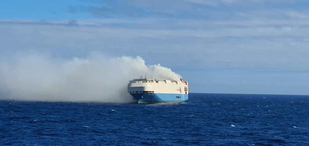 Navio que transportava carros da Volkswagen continua em chamas e à deriva ao largo da ilha do Faial