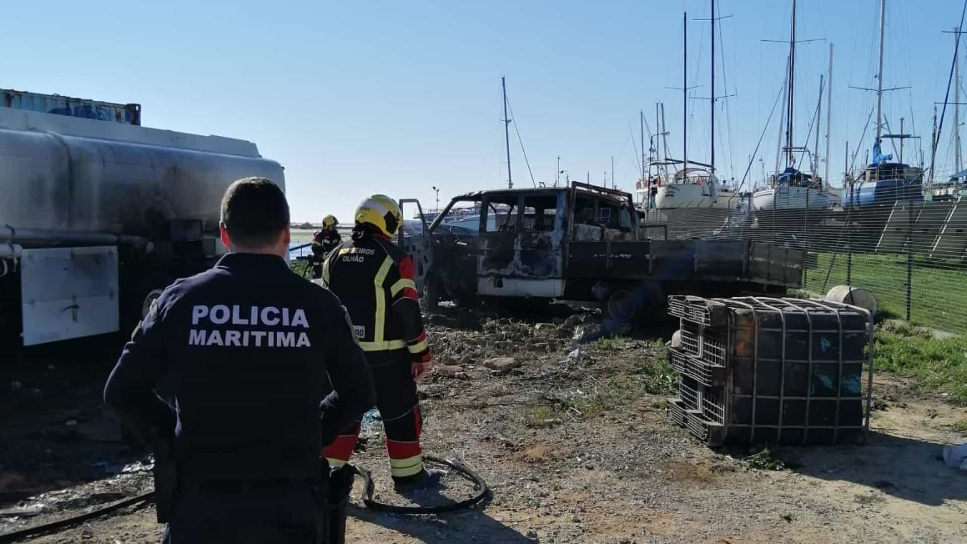 Incêndio consome viaturas estacionadas em Olhão. Origem do fogo é desconhecida