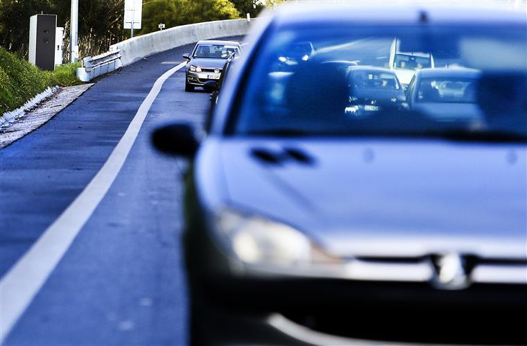 Cerca de 1.400 condutores multados por uso do telemóvel ao volante
