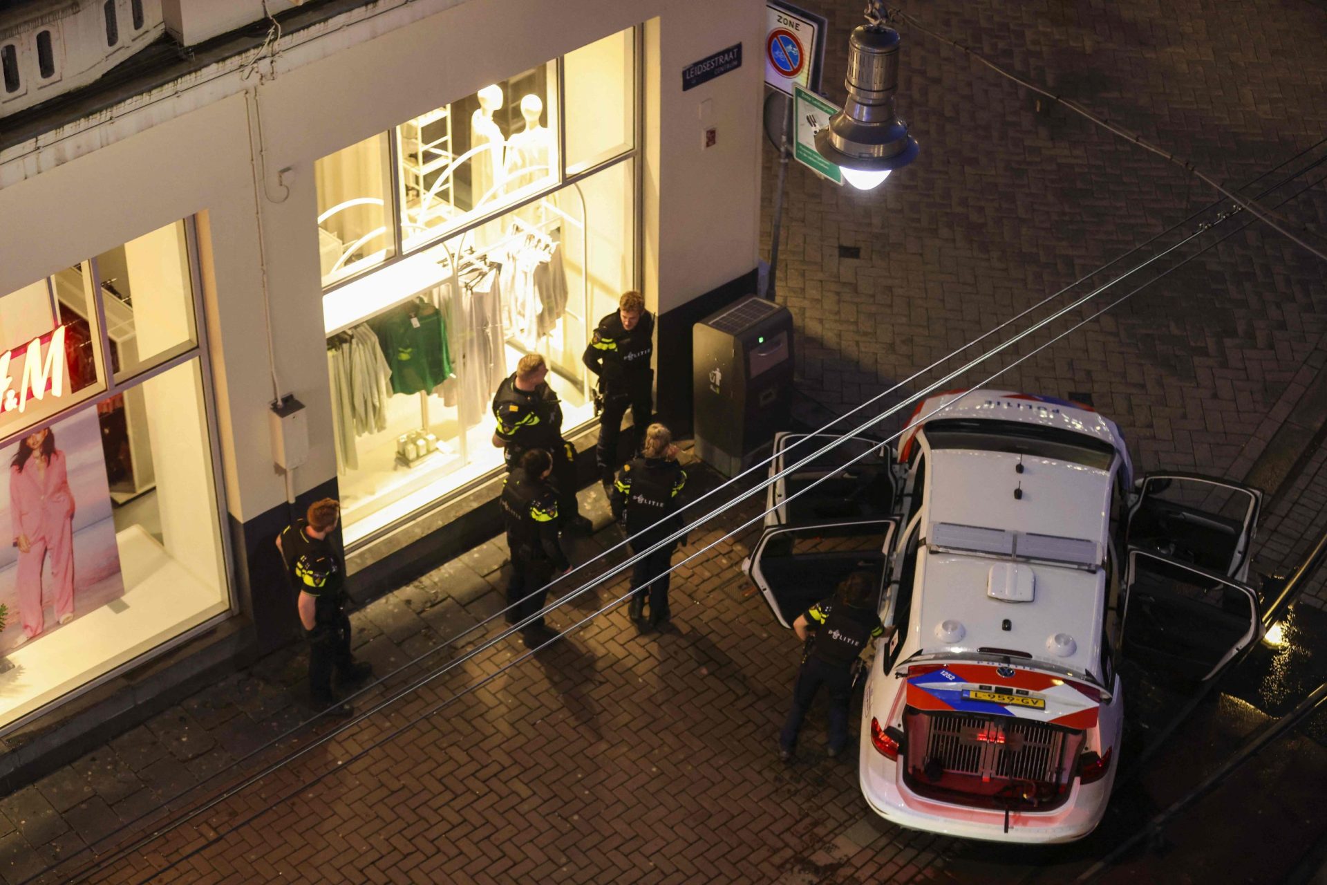 Homem armado faz reféns no interior de uma loja da Apple numa praça central em Amesterdão