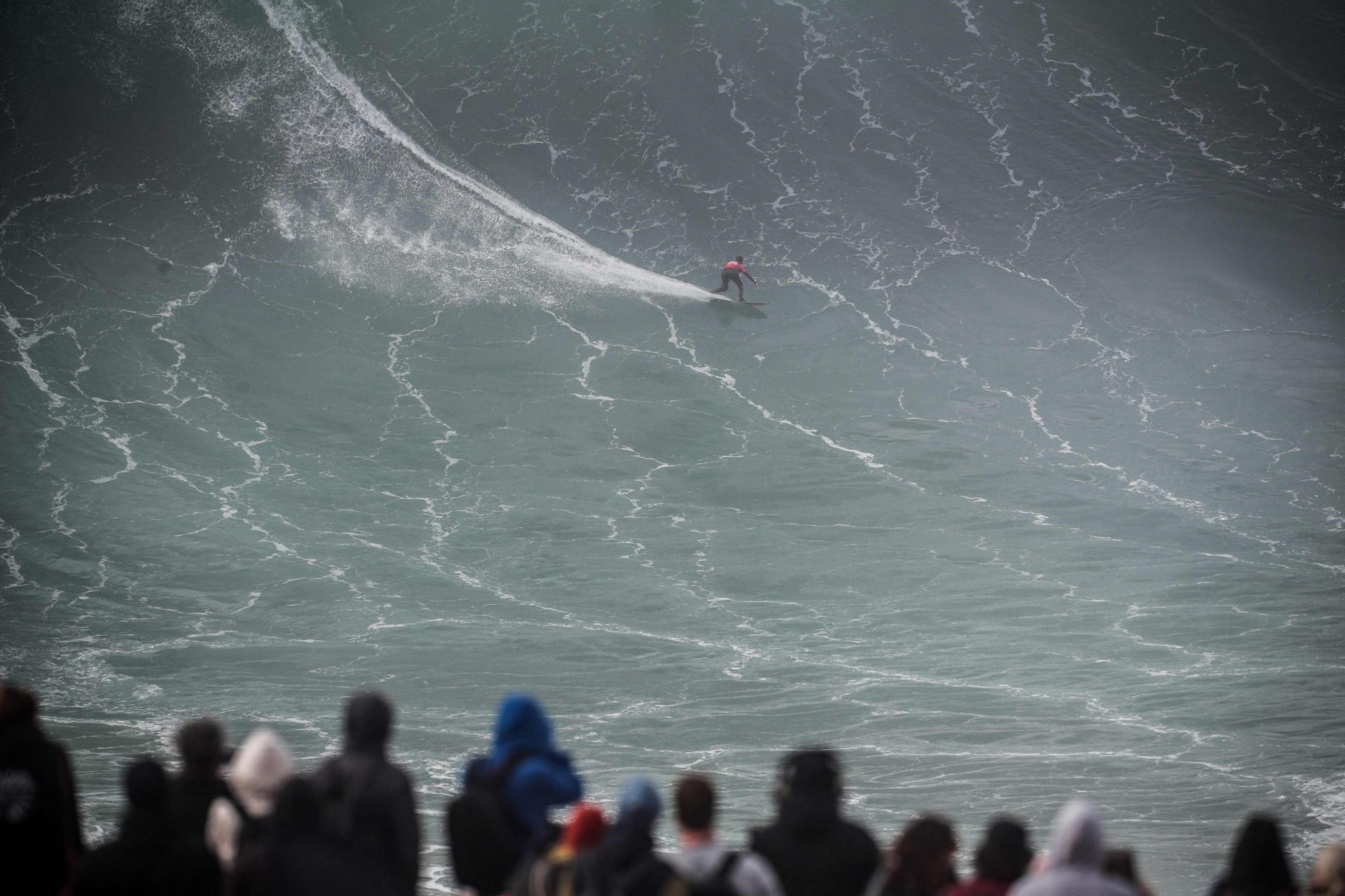 Surfistas atentos a possíveis ondas gigantes na Nazaré