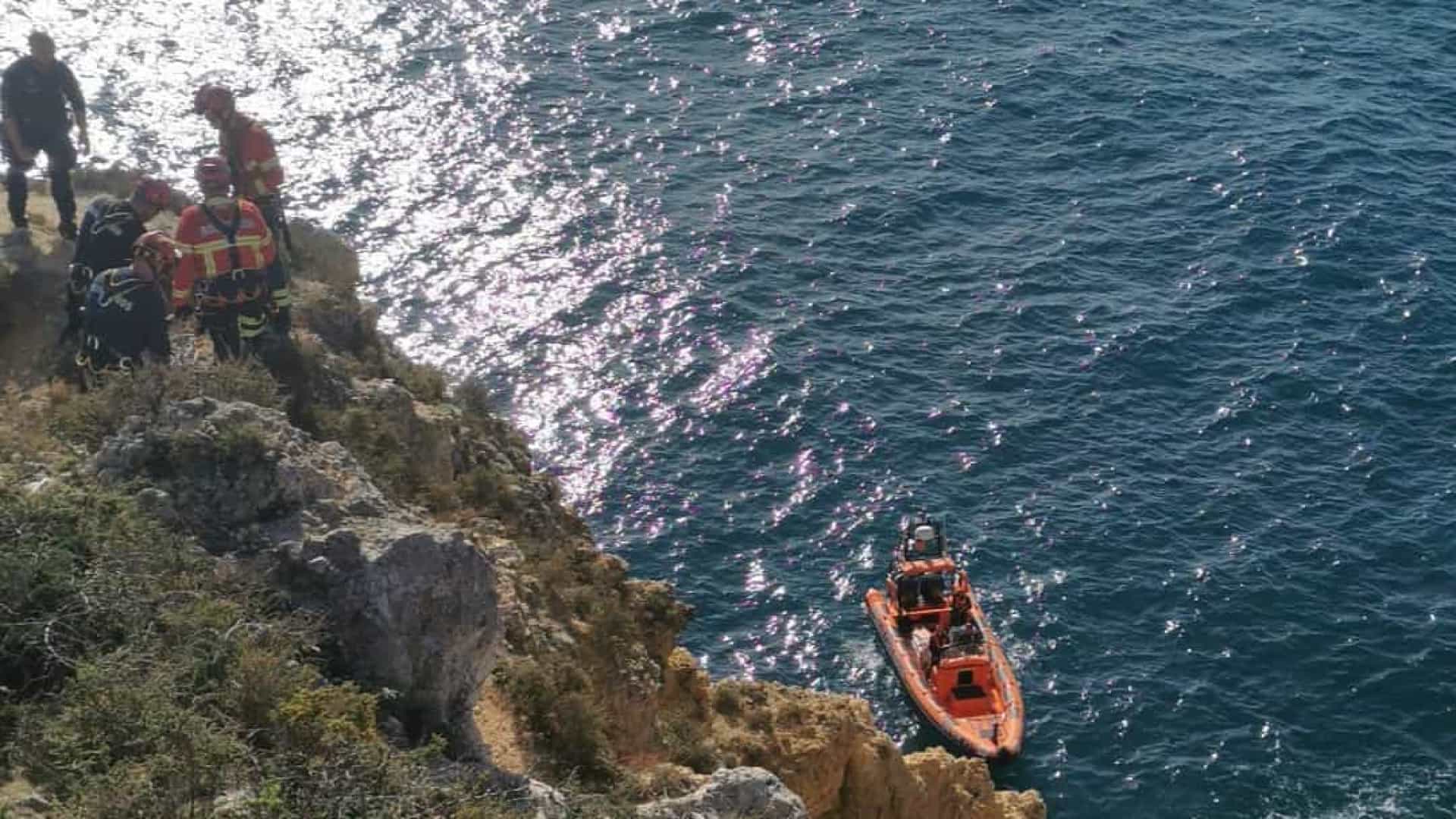 Resgatado pescador de 70 anos que caiu de uma arriba na Ponta da Piedade