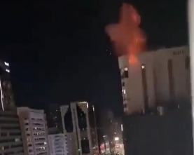 Explosão no topo de um edifício em Abu Dhabi provoca incêndio. Autoridades em controlo do incidente