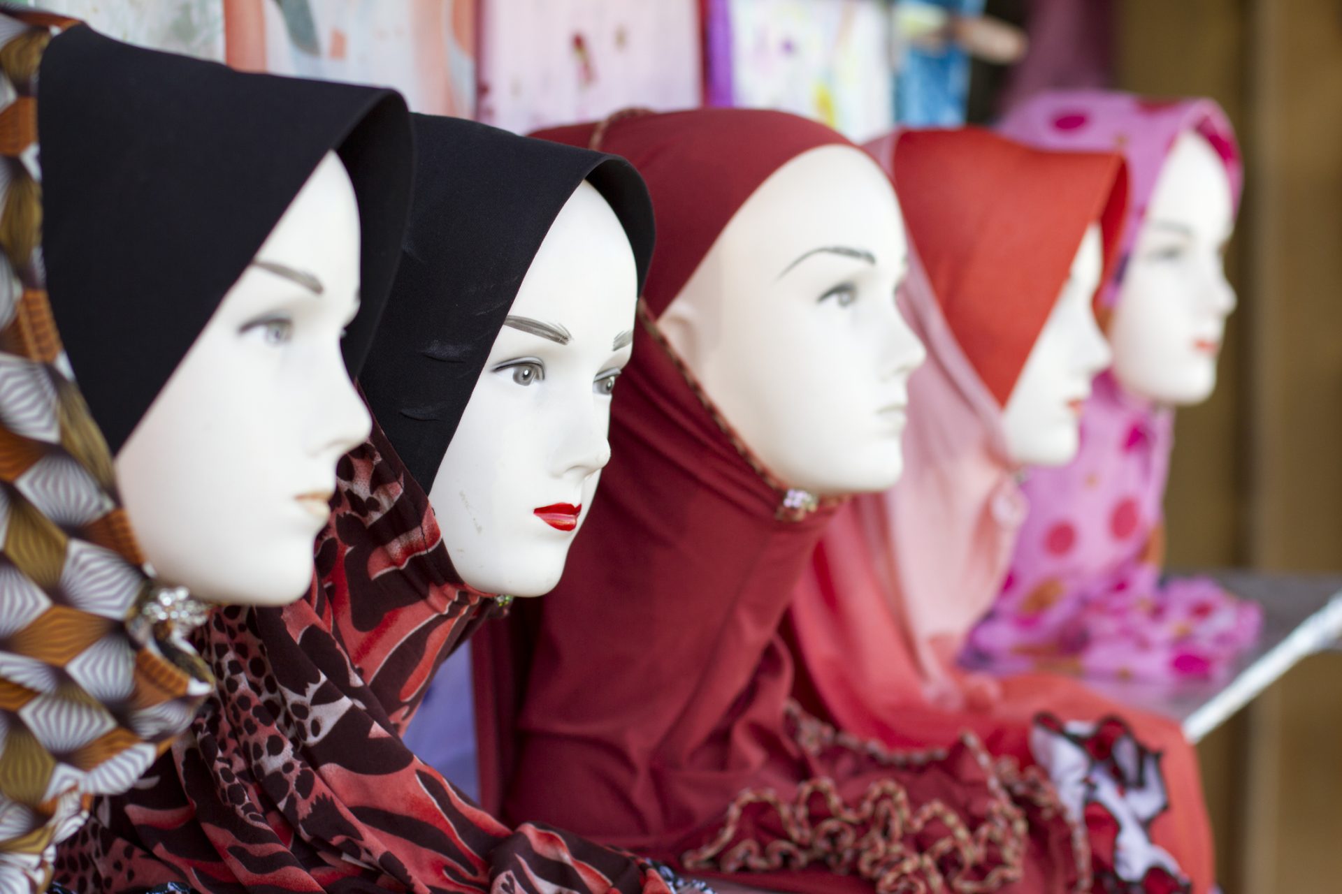 Proibição de hijab encerra escolas na Índia
