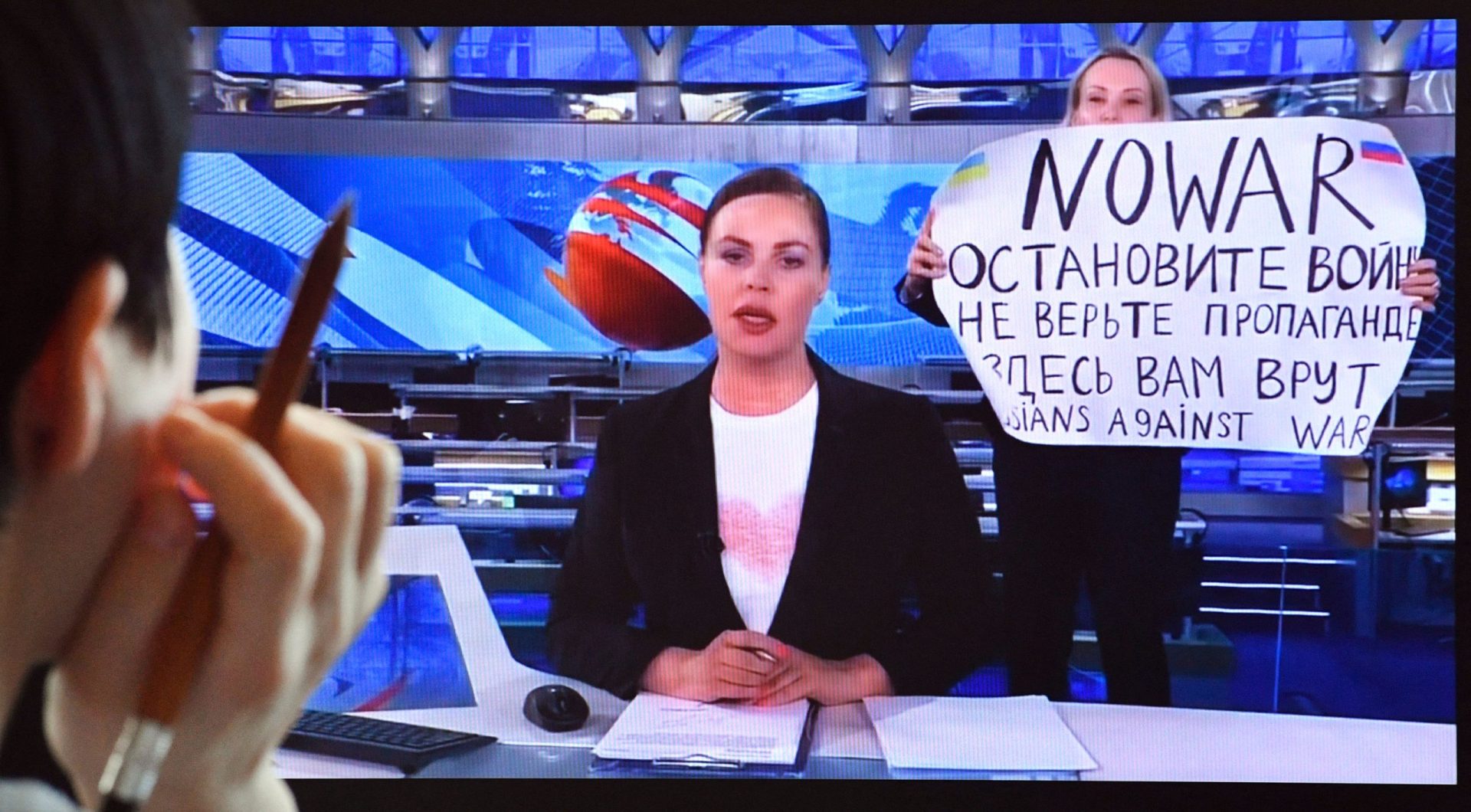 Jornalista que apareceu com cartaz contra Moscovo em direto num canal russo está desaparecida