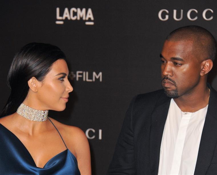 Kanye West acusa Kim Kardashian de não o deixar ver os filhos