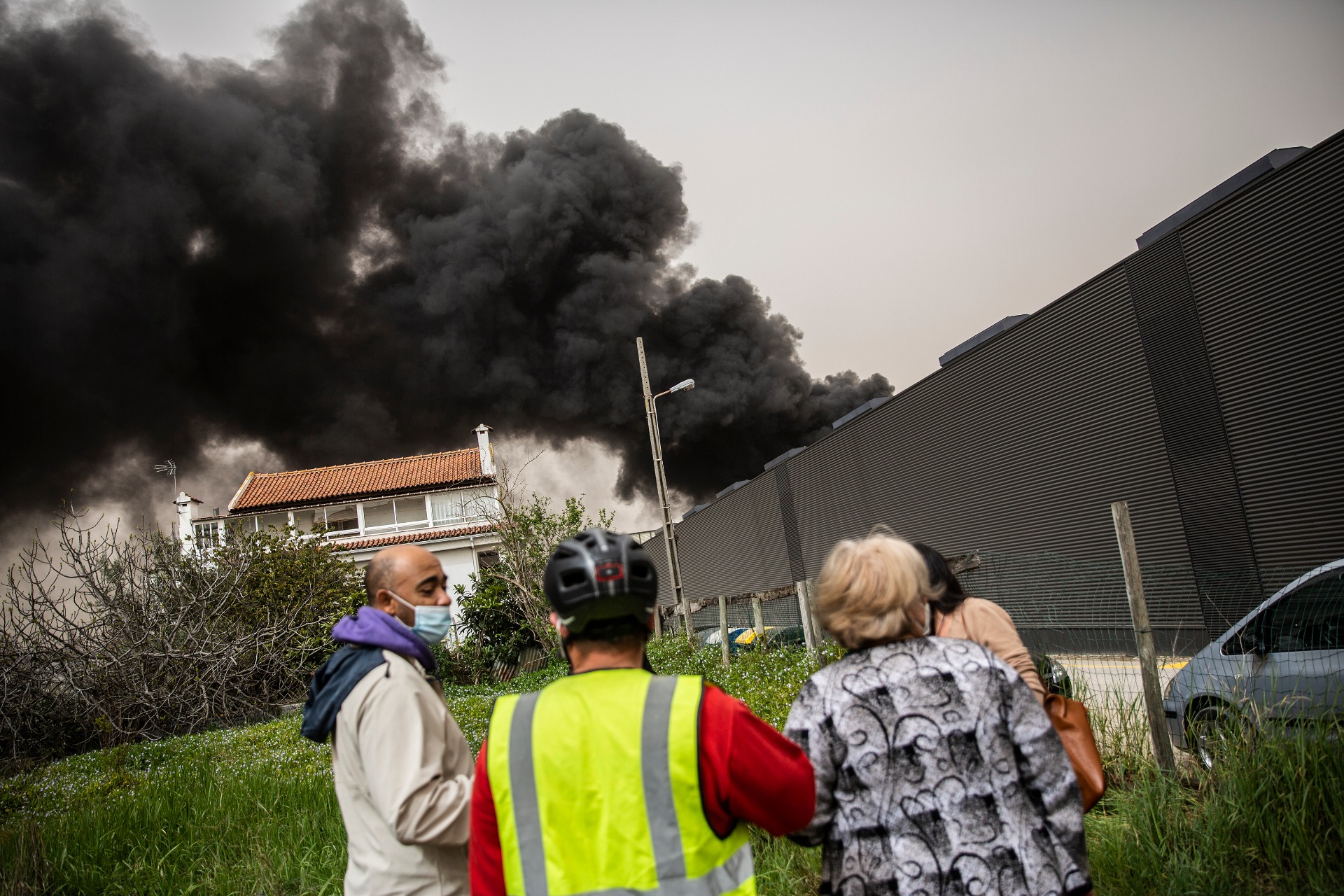 Chamas e fumo do incêndio aproximam-se das casas e obrigam à retirada de dezenas de pessoas | FOTOGALERIA