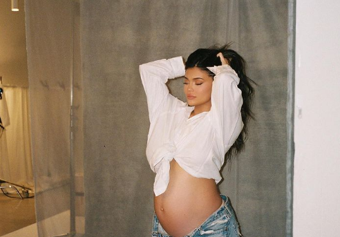 Kylie Jenner diz que pós-parto “não tem sido fácil”