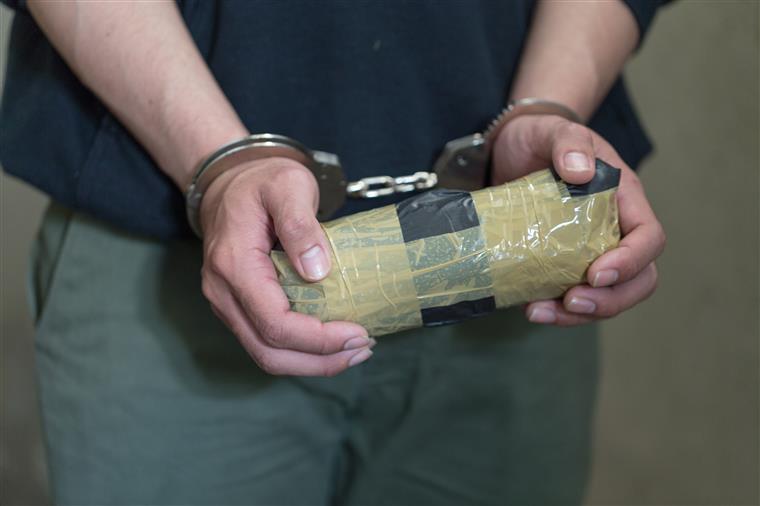 Homem detido em Almeirim com mais de mil doses de estupefacientes e armas proibidas