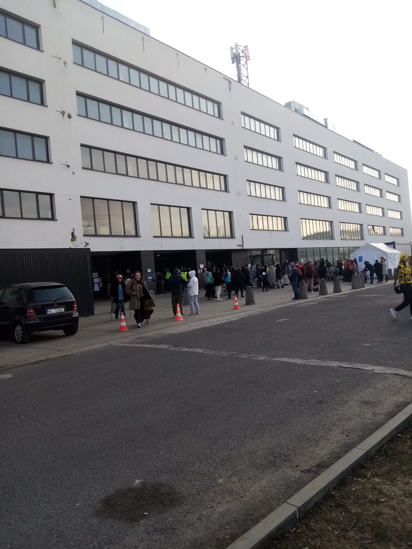 Maior centro de refugiados em Varsóvia foi evacuado mas tratou-se de um falso alarme | Fotogaleria