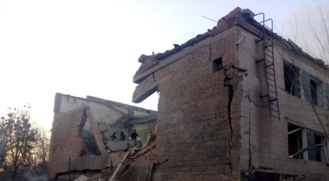 Tropas russas bombardeiam escola em Merefa