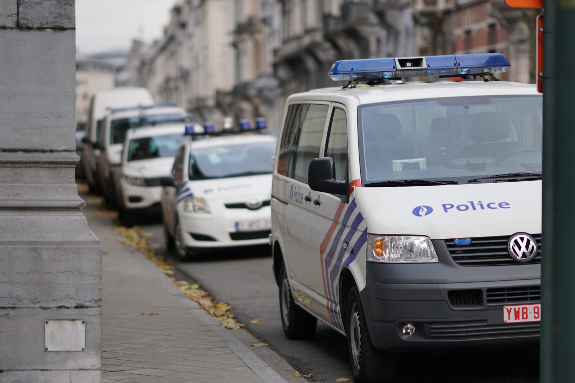 Carro em fuga da polícia atropela multidão na Bélgica e faz pelo menos seis mortos