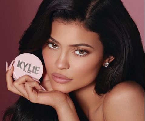 Anel suspeito levanta rumores do casamento secreto entre Kylie Jenner e Travis Scott