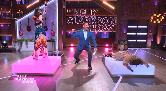 Anne Hathaway deixa Kelly Clarkson no chão depois de cantar Since U Been Gone