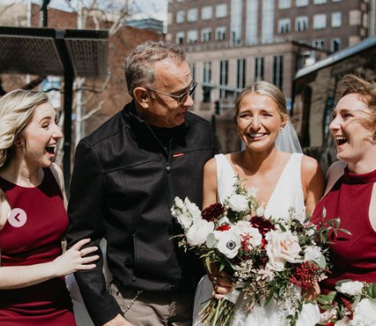 Tom Hanks surpreende noiva e madrinhas ao pedir para aparecer nas fotografias do casamento