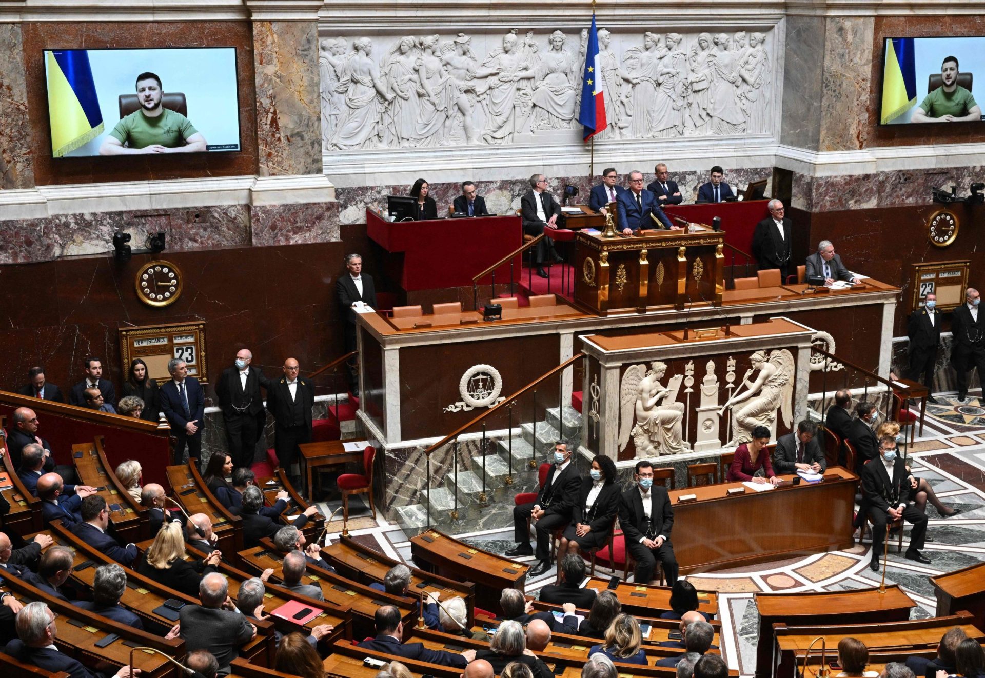 Zelensky falou aos deputados franceses e pediu um momento de silêncio por todos os ucranianos que já morreram