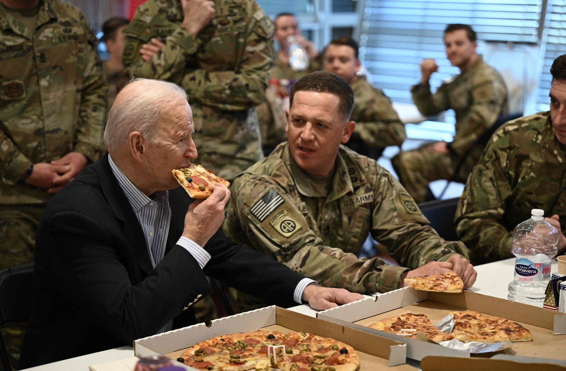 Biden partilha pizza com militares na Polónia e elogia povo ucraniano: &#8220;Tem uma grande espinha dorsal e muito estômago&#8221;