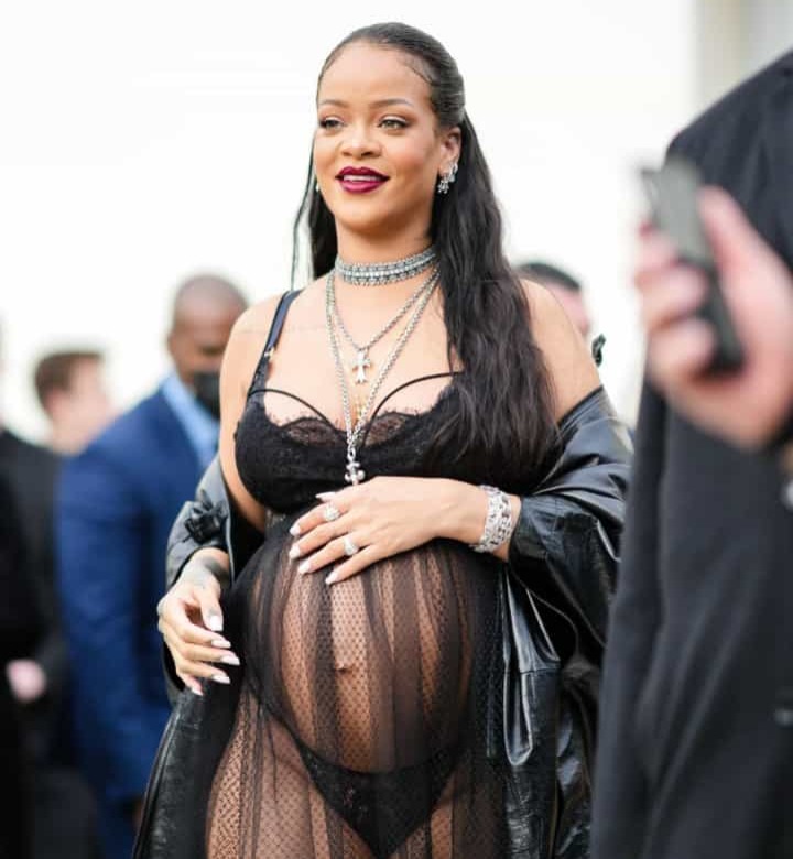 Rihanna mostra barriga em vestido transparente