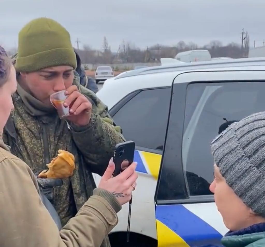 Soldado russo é alimentado por civis ucranianos e chora a fazer videochamada com a mãe | Vídeo