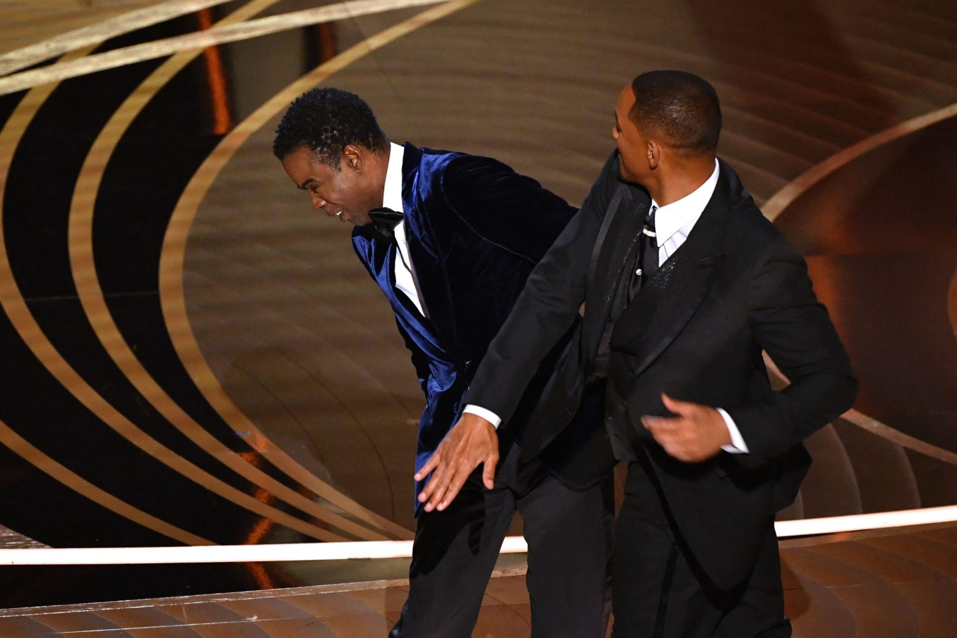 Will Smith dá estalo a Chris Rock a meio dos Óscares