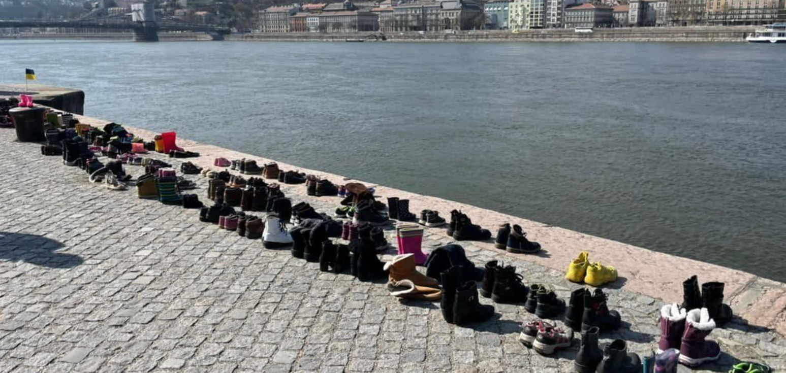 Monumento das vítimas do Holocausto em Budapeste acrescenta sapatos em homenagem à Ucrânia