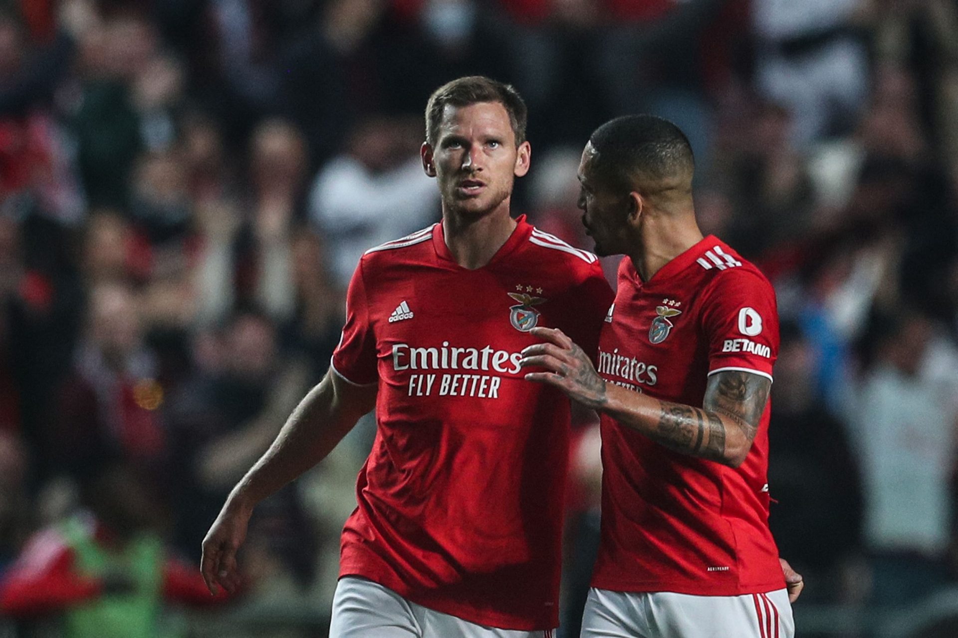 Benfica vence Portimonense por 2-1 num jogo marcado por dois incidentes