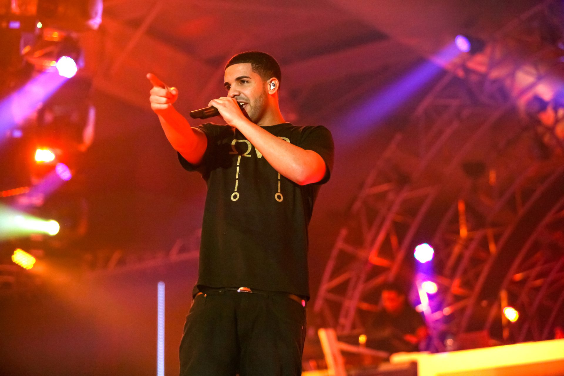 Drake apresenta providência cautelar contra fã que o persegue há anos
