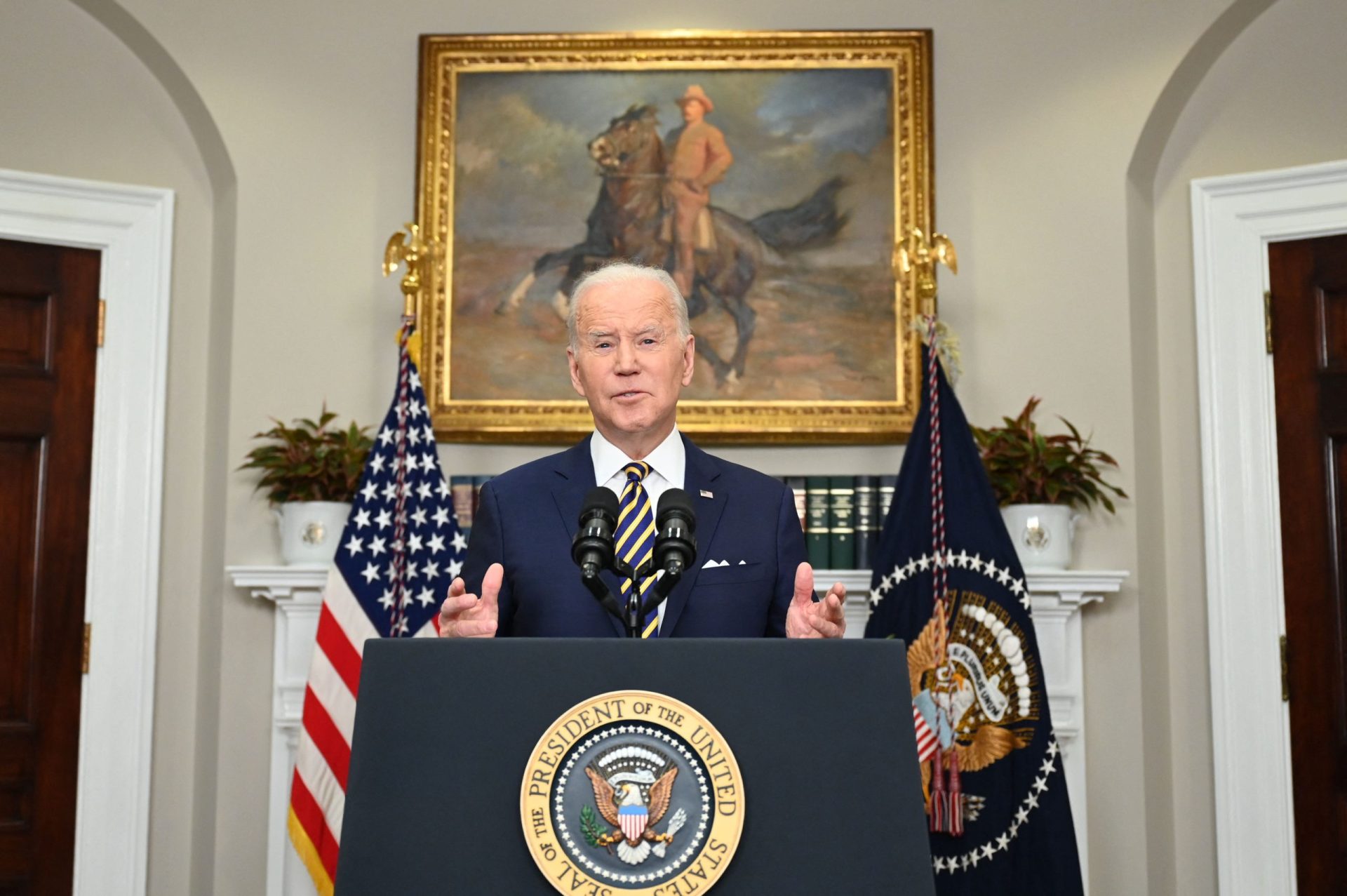 Petróleo russo não “entrará mais nos portos norte-americanos”, anuncia Joe Biden