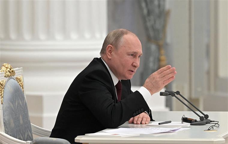 Massacre em Bucha não passa de &#8220;uma farsa&#8221;, diz Putin
