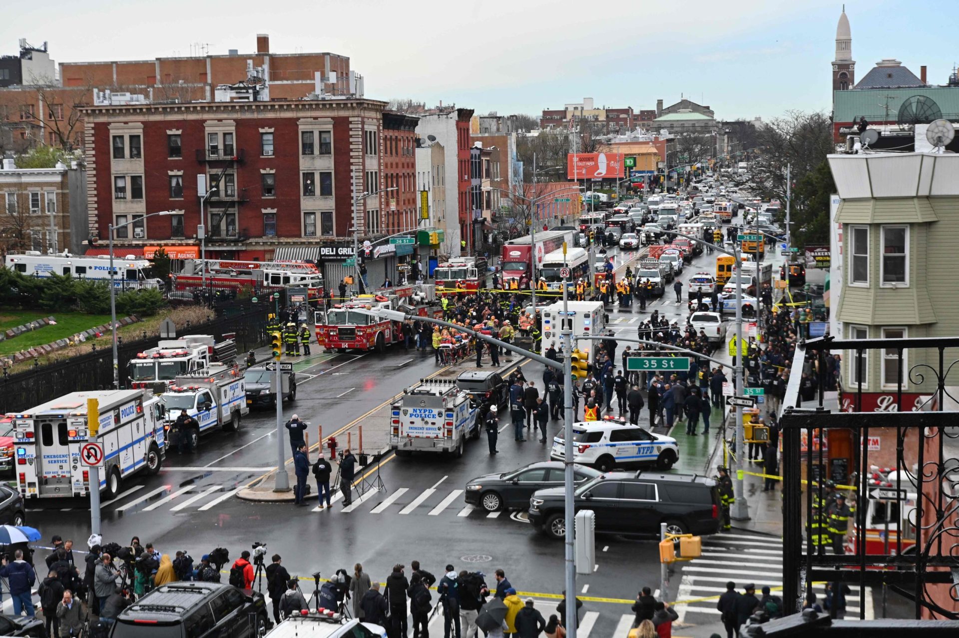 Tiroteio no metro em Brooklyn: 16 pessoas feridas, cinco estão em estado crítico