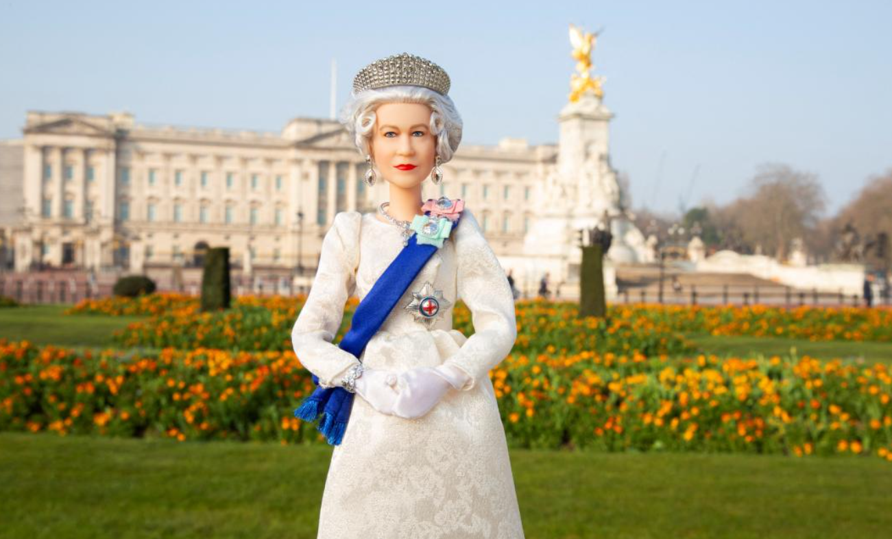 Rainha Isabel II homenageada com Barbie feita à sua imagem