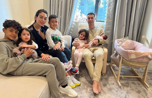 Cristiano Ronaldo e Georgina Rodríguez já estão em casa com recém-nascida
