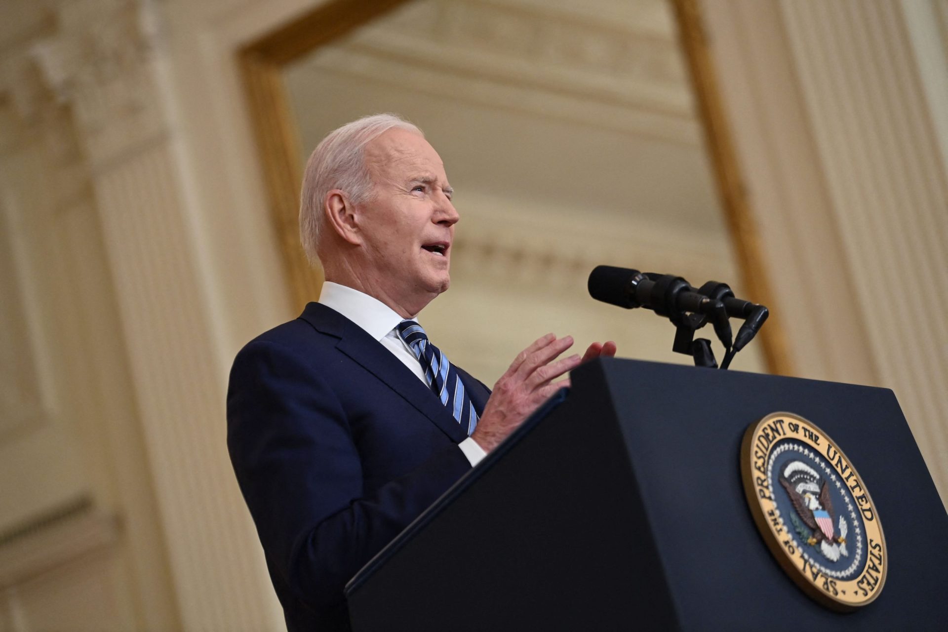 Joe Biden usa pela primeira vez poder de clemência