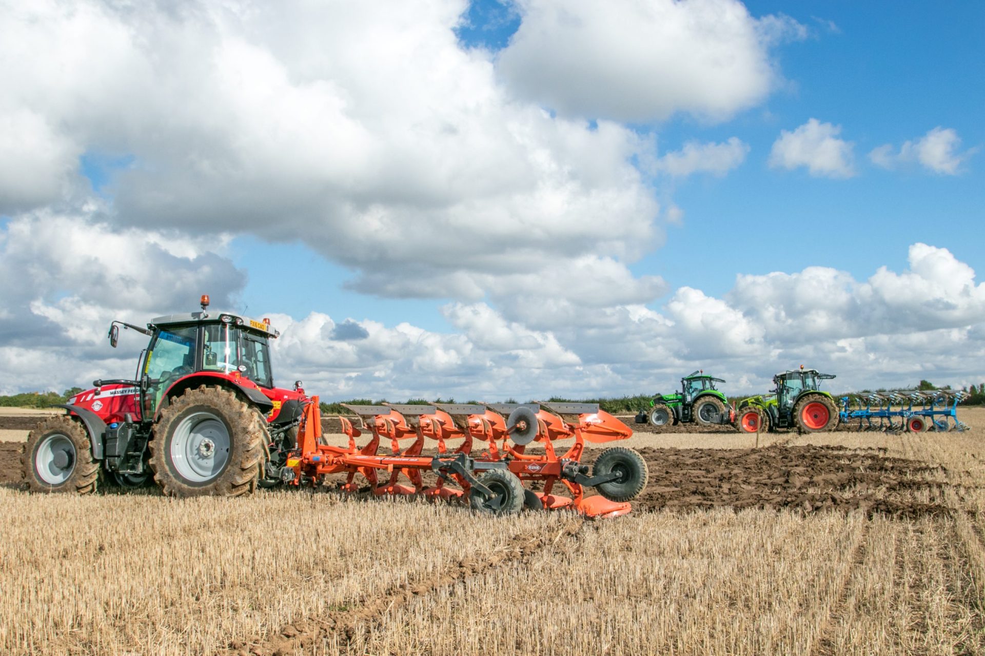 Tratores agrícolas em marcha lenta na Nacional 111