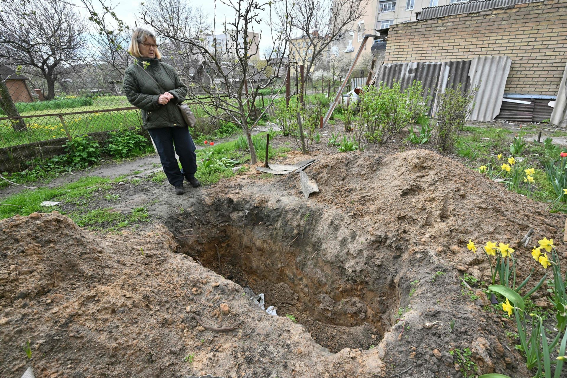 De mãos atadas e olhos vendados. Polícia de Kiev encontra corpos de três homens num poço perto de Bucha