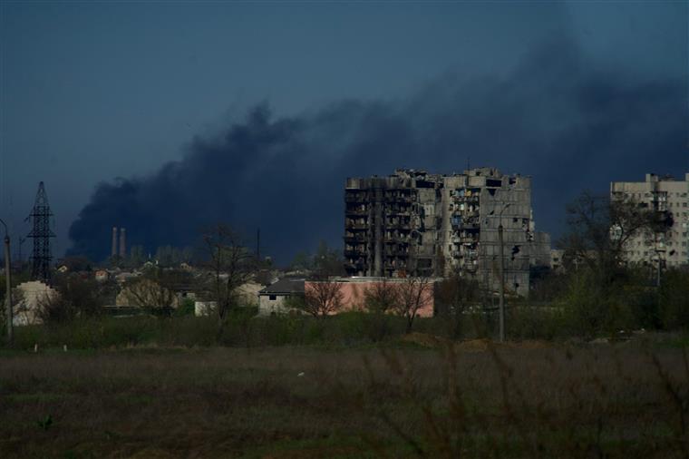 Vinte cinco civis saíram da fábrica de Azovstal