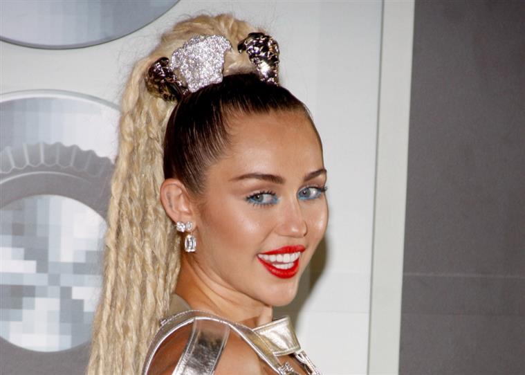 Miley Cyrus testa positivo à covid-19