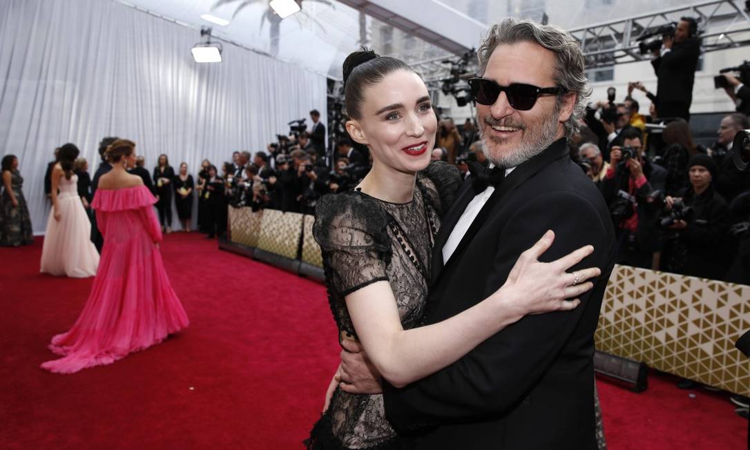 Joaquin Phoenix e Rooney Mara casaram em segredo, mas o ator descaiu-se