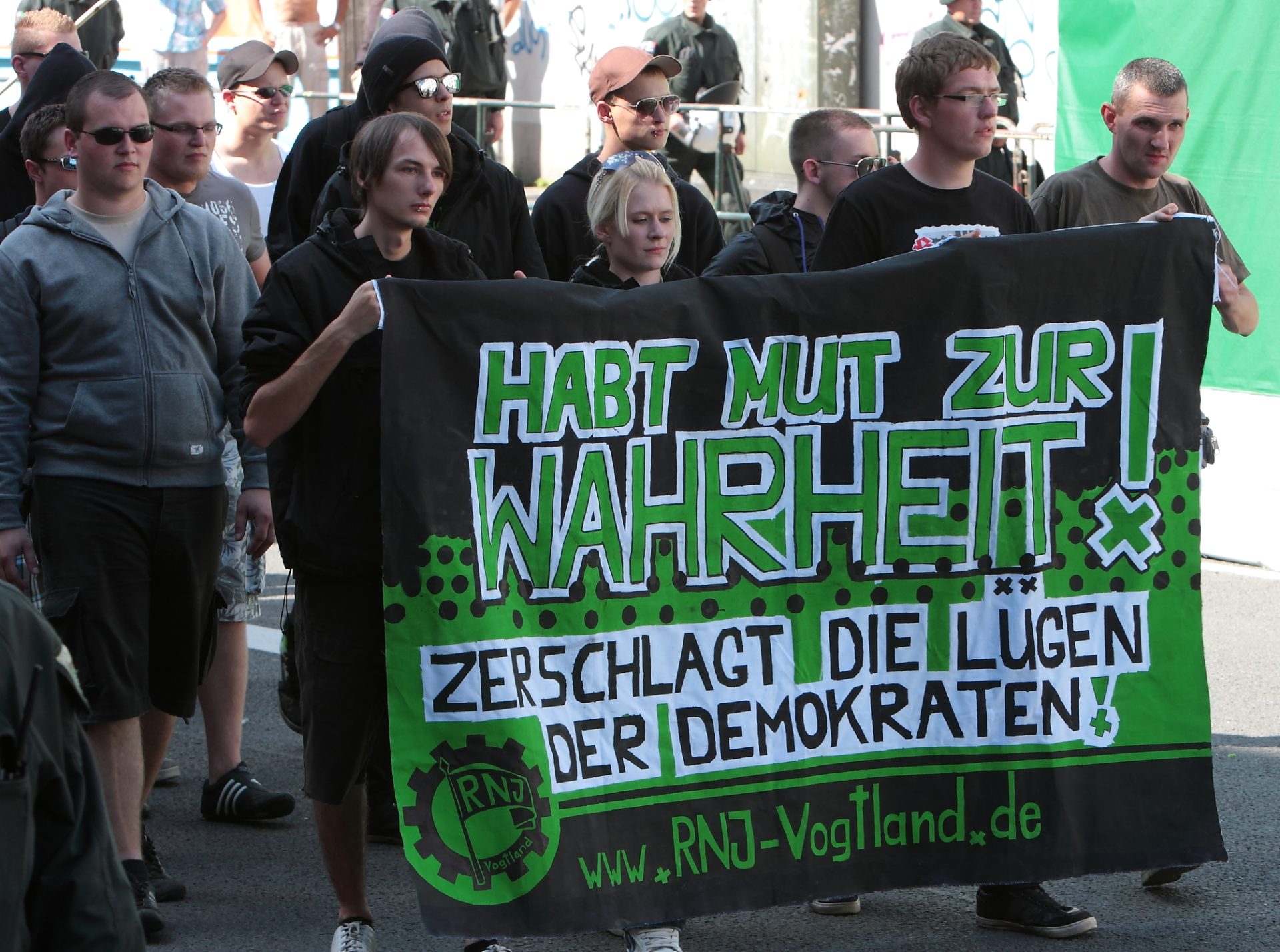 Autoridades alemãs invadem sedes neonazis espalhadas pelo país