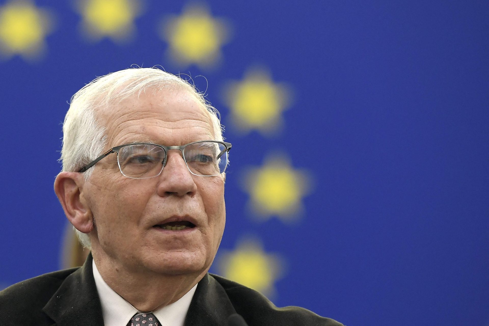 Borrell insiste em “mais armas e menos aplausos” para Ucrânia e em mais sanções contra a Rússia
