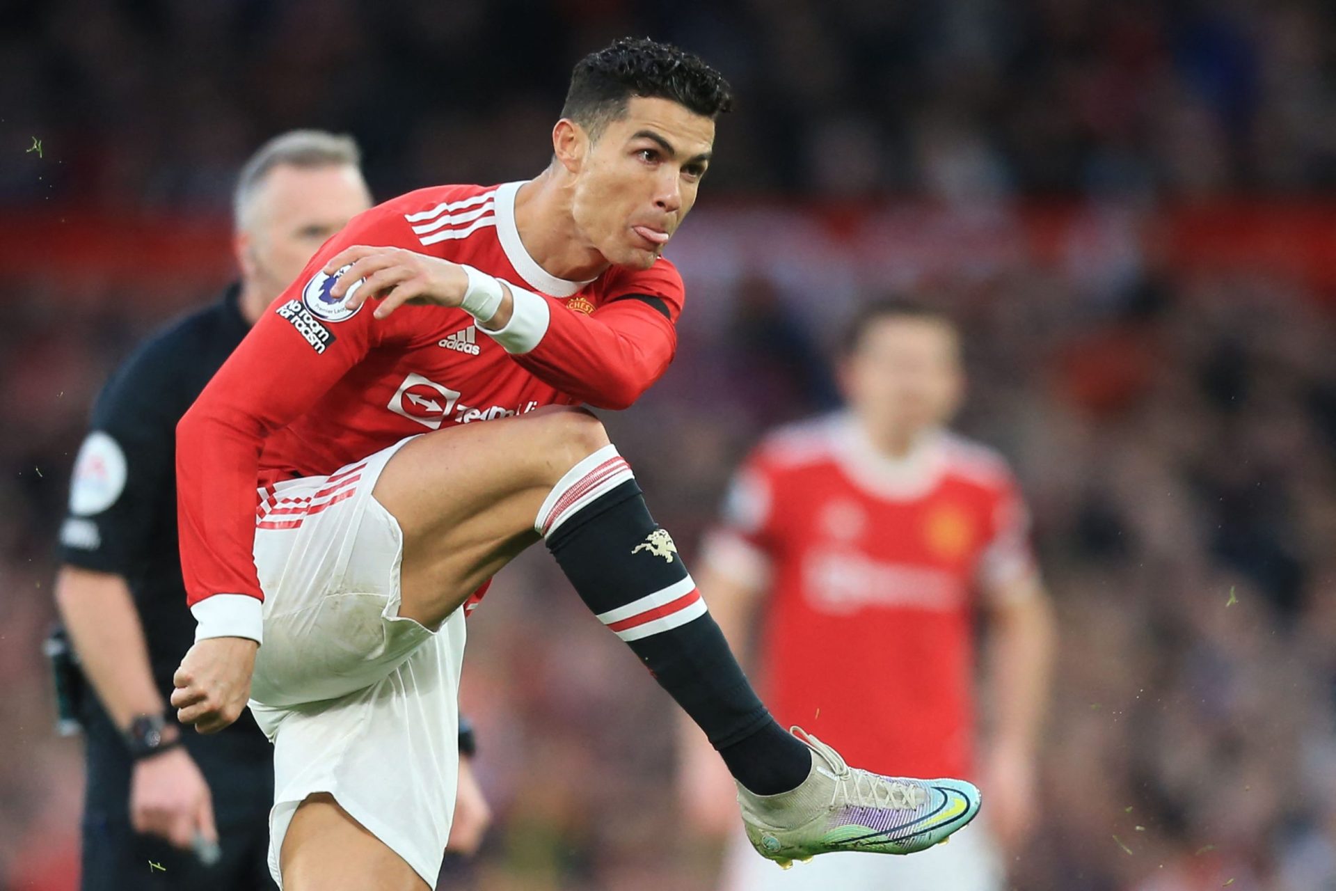 Man United investiga incidente em que Cristiano Ronaldo parece atirar telemóvel de adepto ao chão