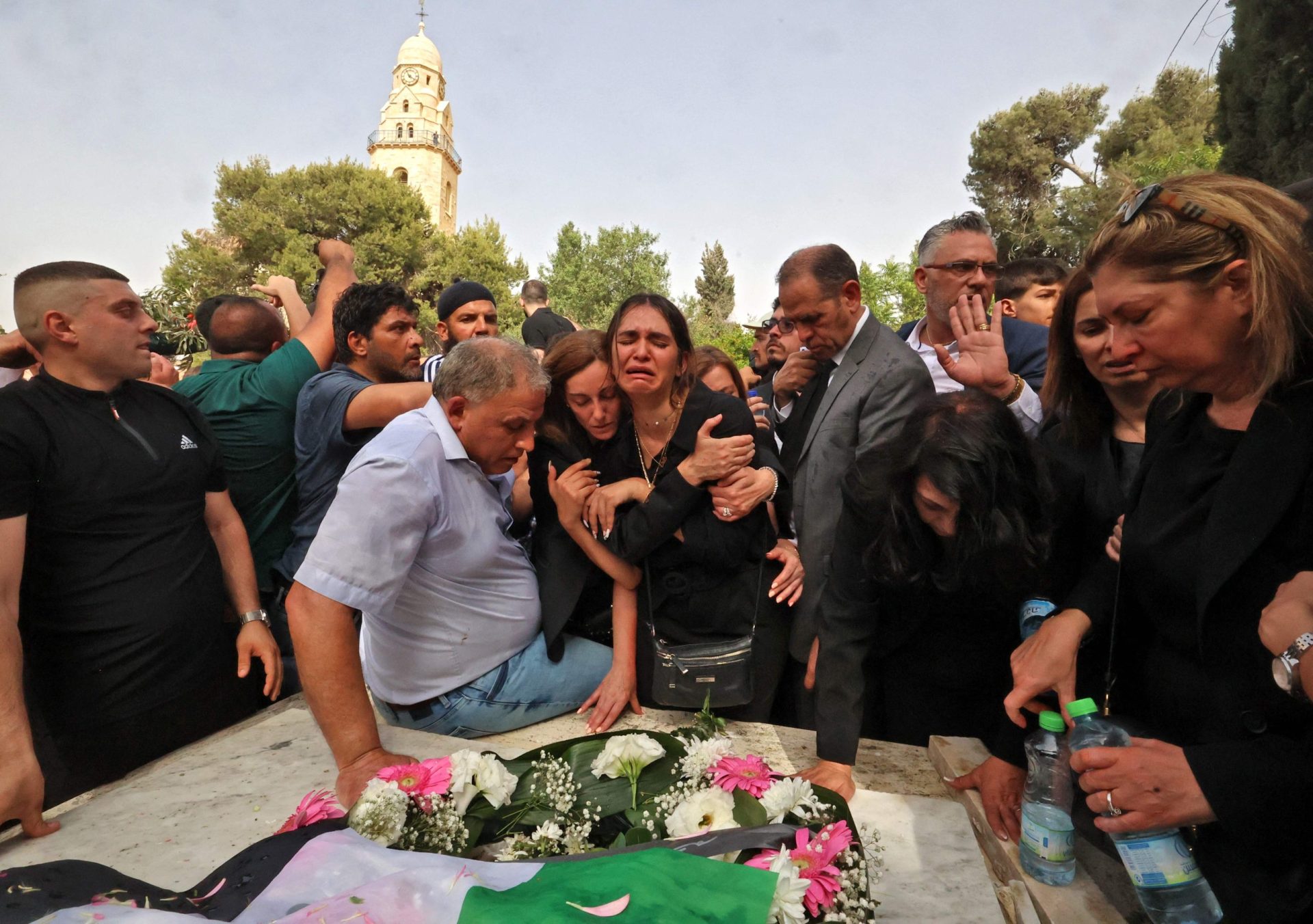 Forças israelitas atacam multidão durante funeral de jornalista palestiniana assassinada