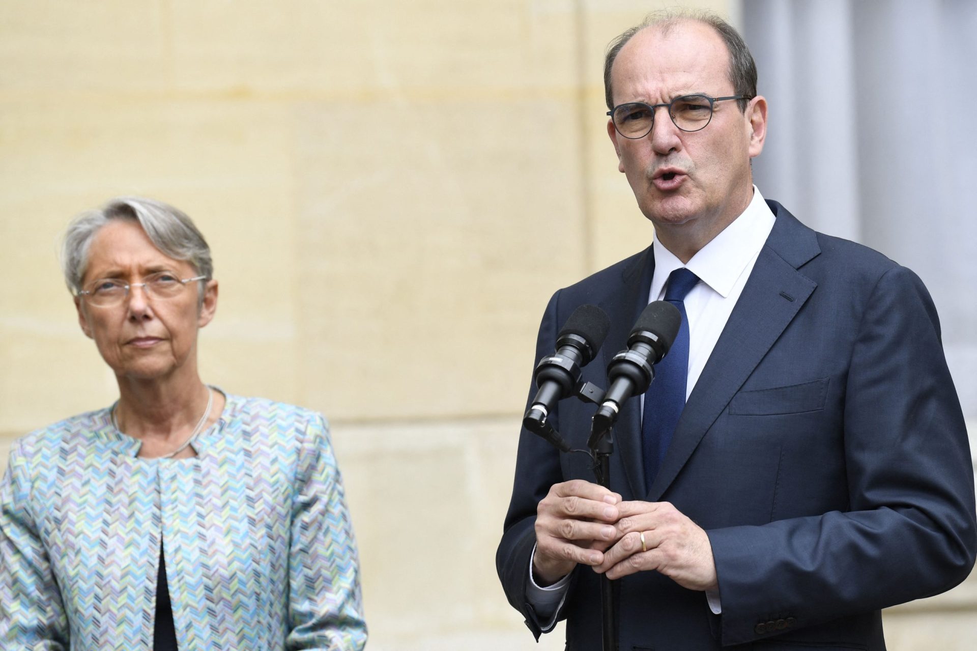 Primeiro-ministro de França pede demissão e Macron nomeia uma mulher para o cargo