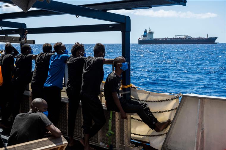 Meio milhar de migrantes à deriva num barco perto de Malta