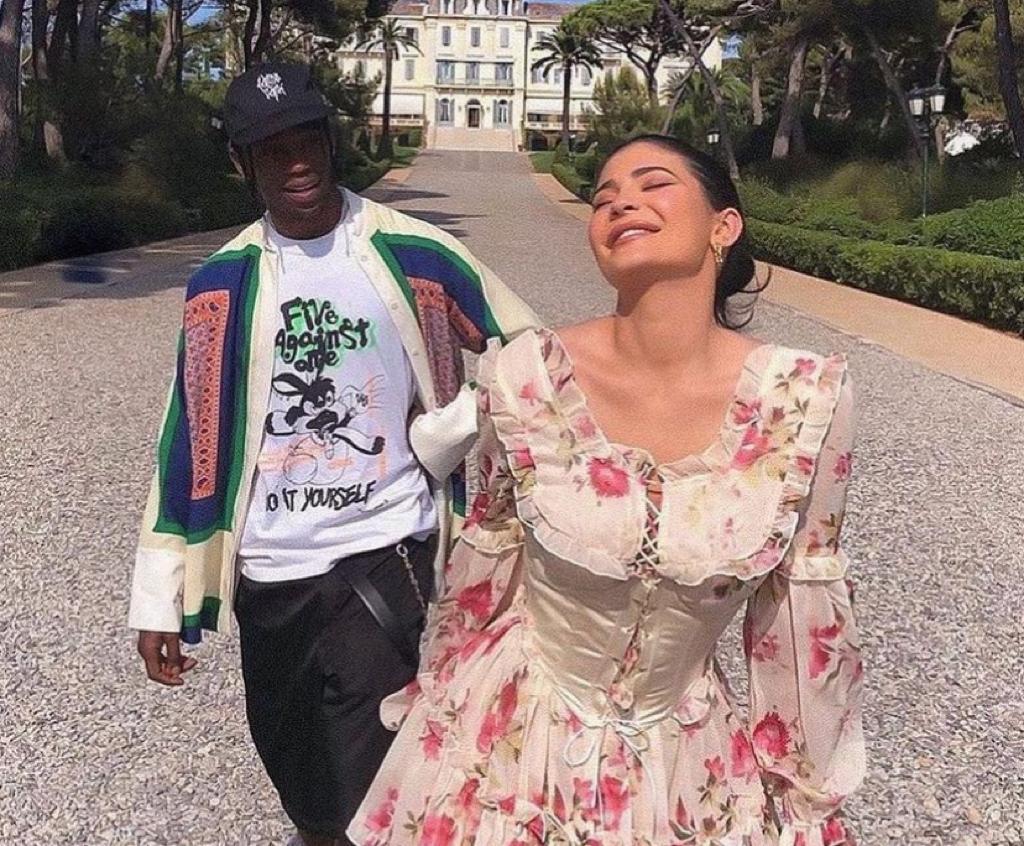 Kylie Jenner declara-se ao companheiro em dia de festa