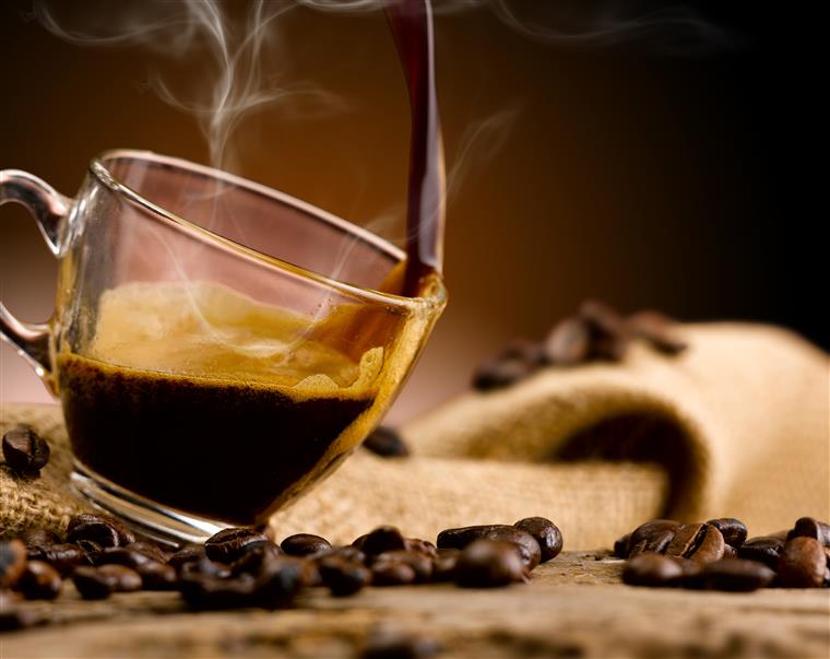 Cliente reclama do preço do café e estabelecimento italiano acaba multado em mil euros