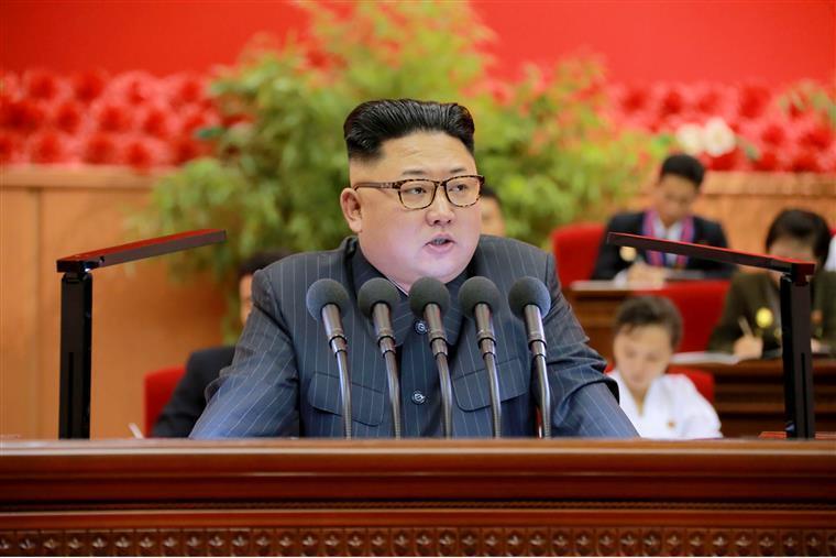 Kim Jong-un carrega caixão de mentor