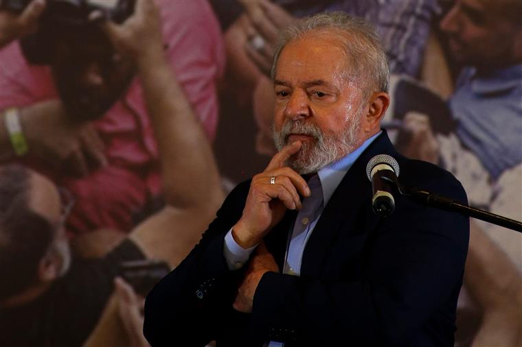 Bolsonaro tem “o rabo preso aos preços internacionais”, diz Lula sobre nova demissão na Petrobras
