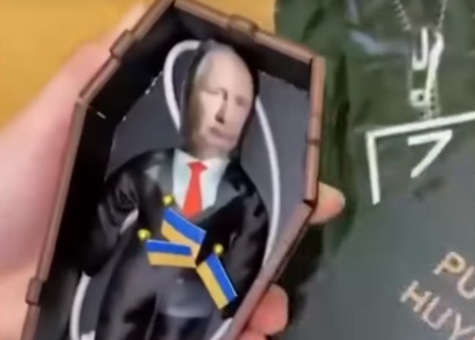 “Melhor que um novo iPhone”: Bonecos de vudu de Vladimir Putin estão a ser vendidos na Ucrânia
